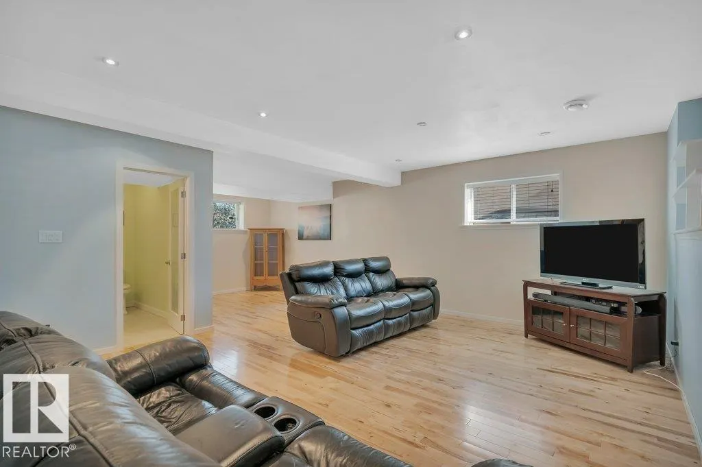 3536 19 AV NW