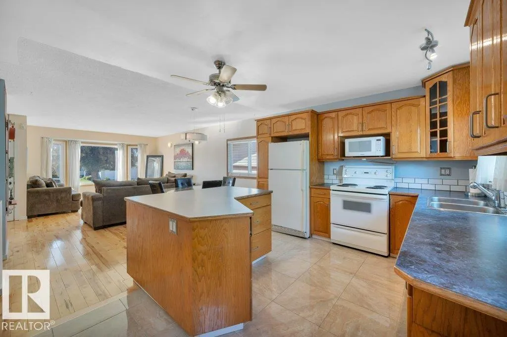 3536 19 AV NW