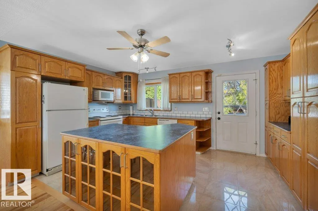 3536 19 AV NW