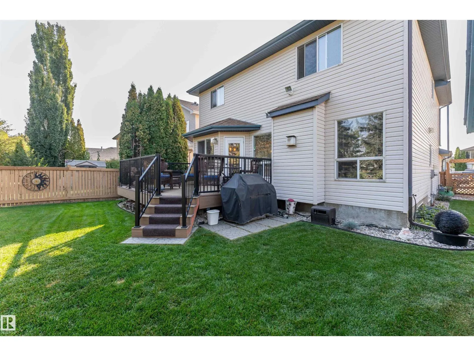 735 BALFOUR CL NW