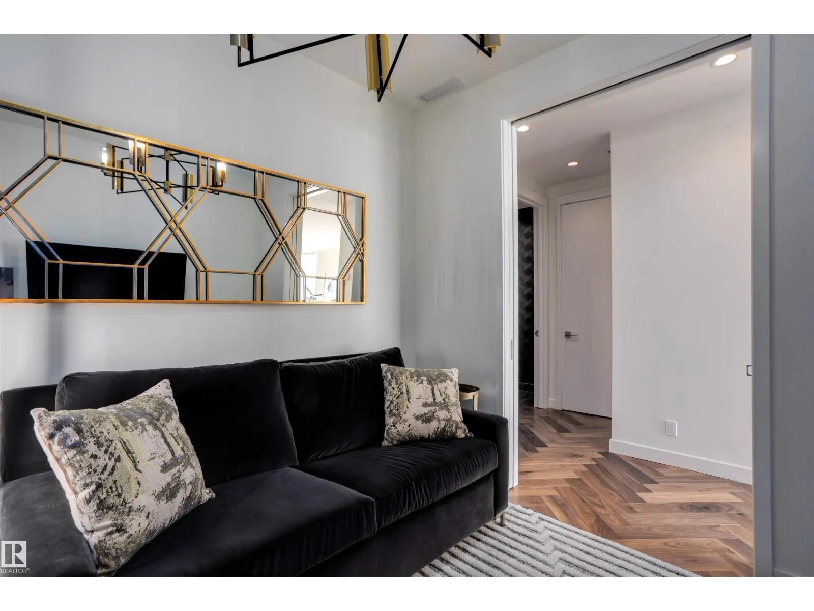 #5002 10360 102 ST NW NW