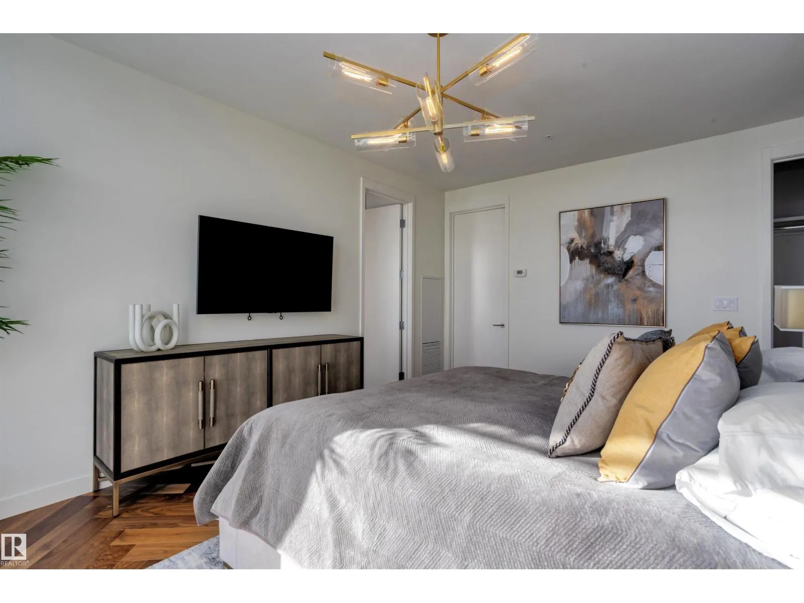 #5002 10360 102 ST NW NW