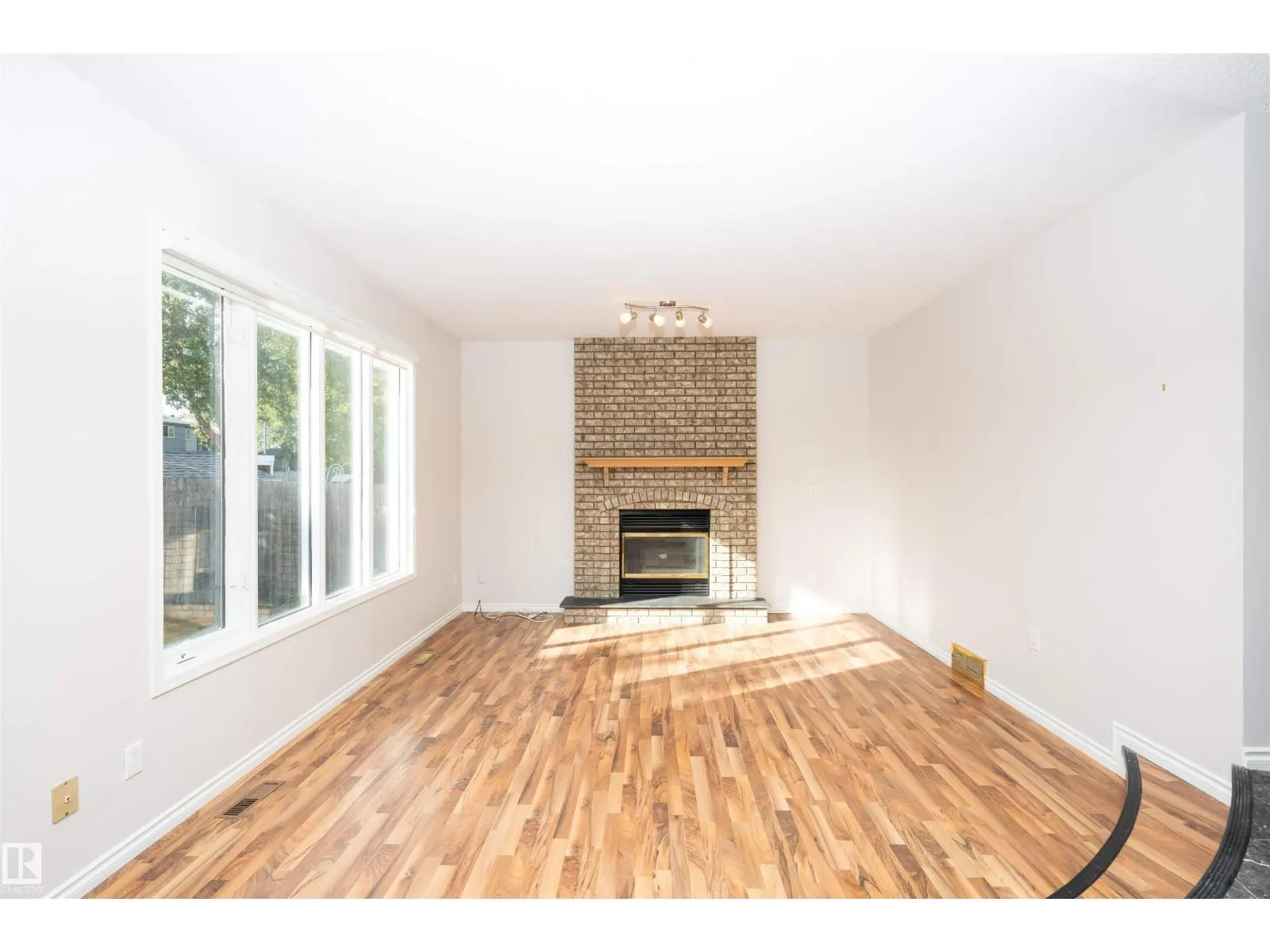 3203 145 AV NW
