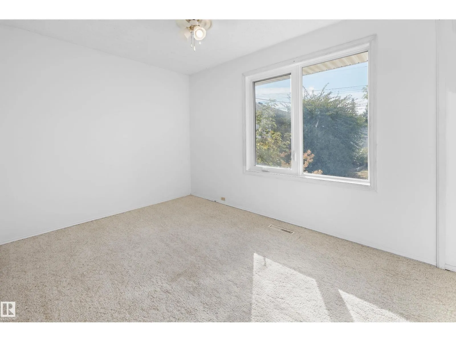 11407 46 AV NW