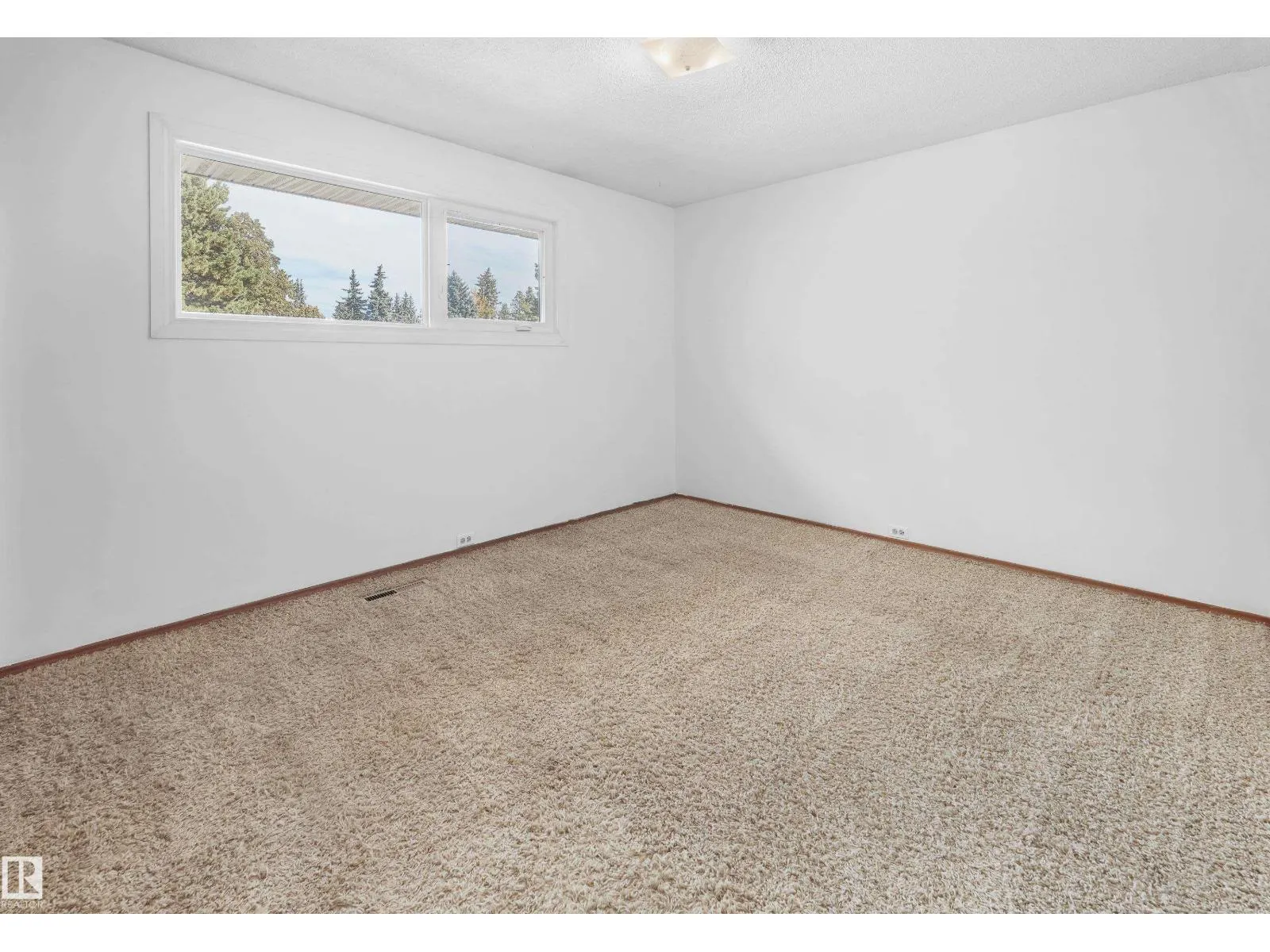 11407 46 AV NW
