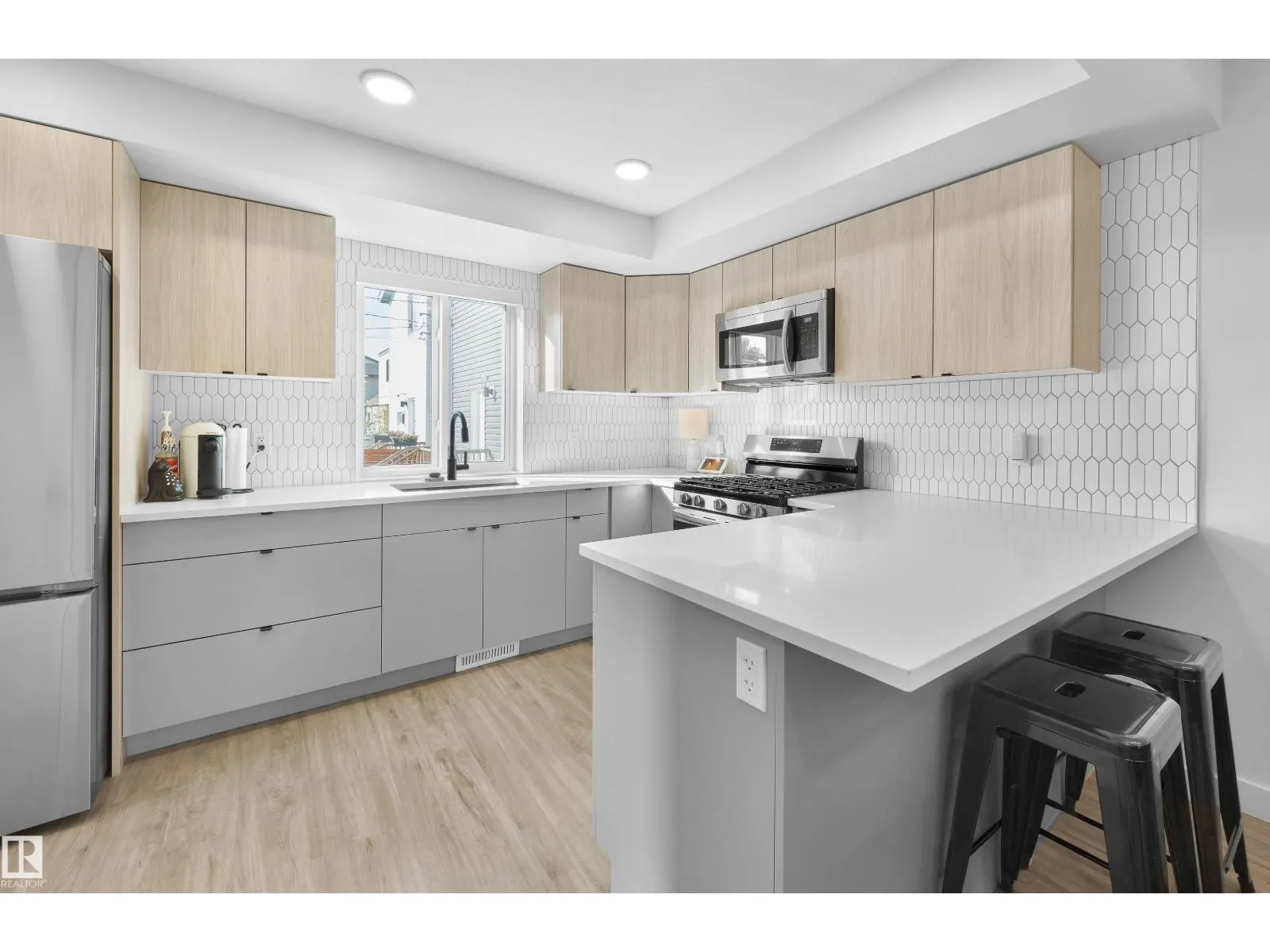 12311 121 AV NW