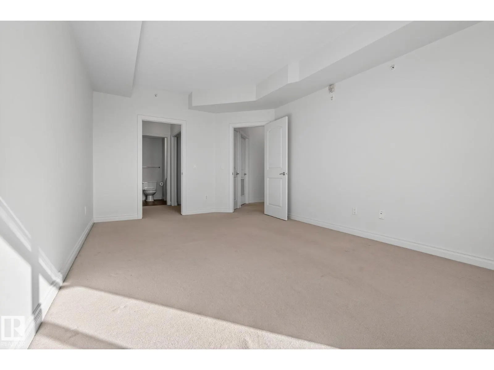 #407 12408 15 AV SW