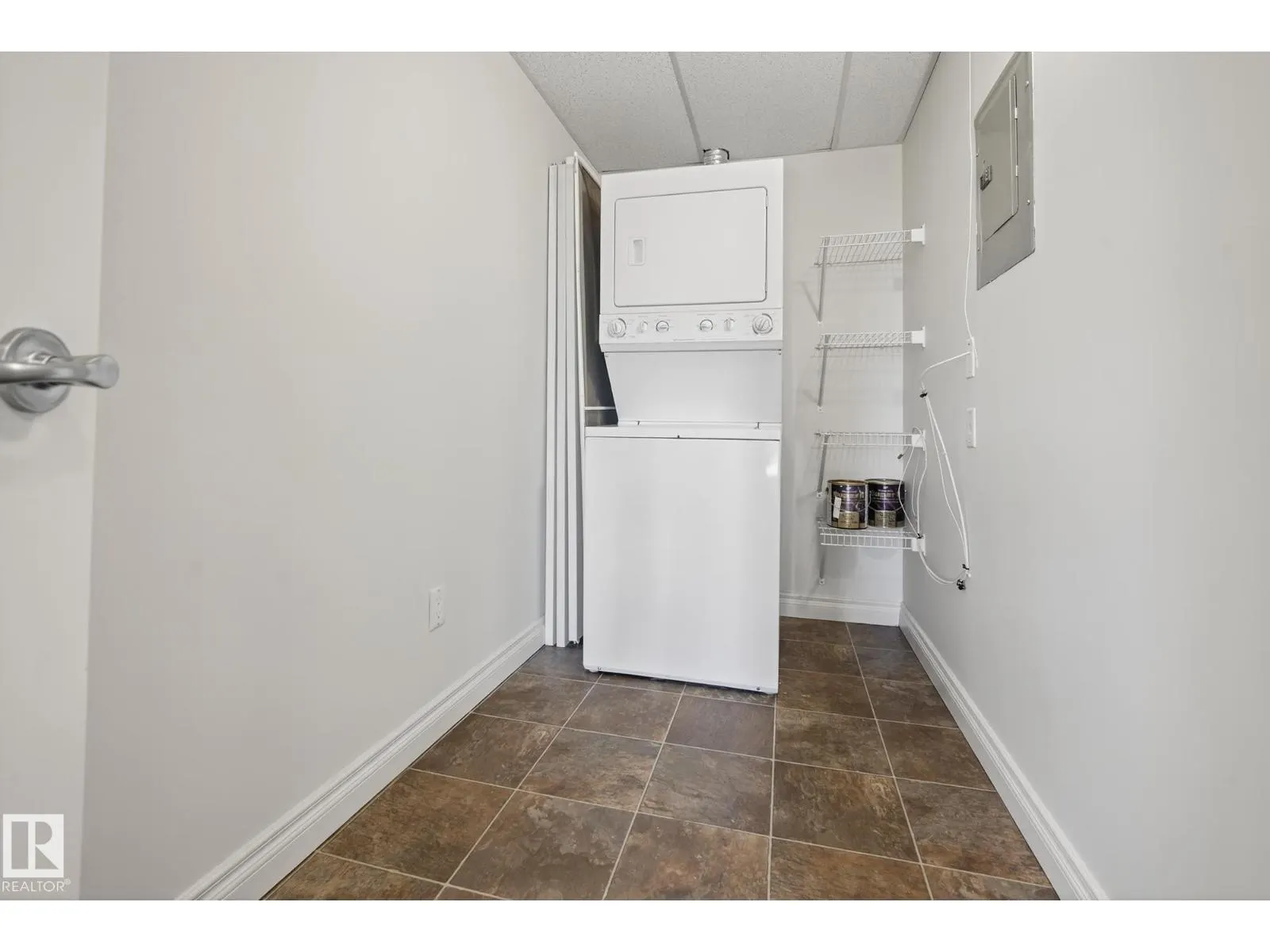 #407 12408 15 AV SW