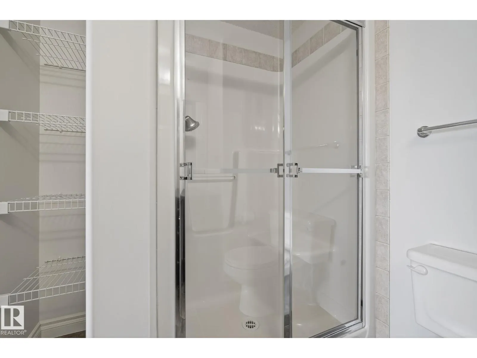 #407 12408 15 AV SW