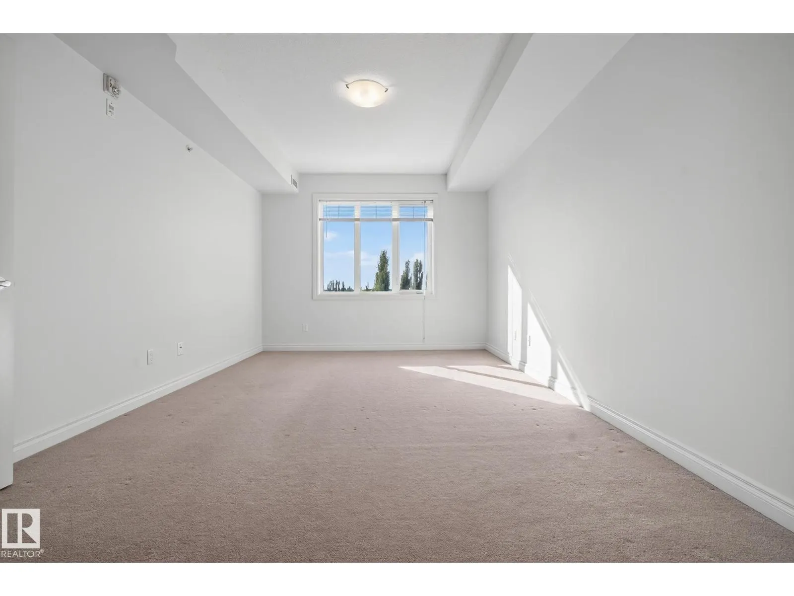 #407 12408 15 AV SW