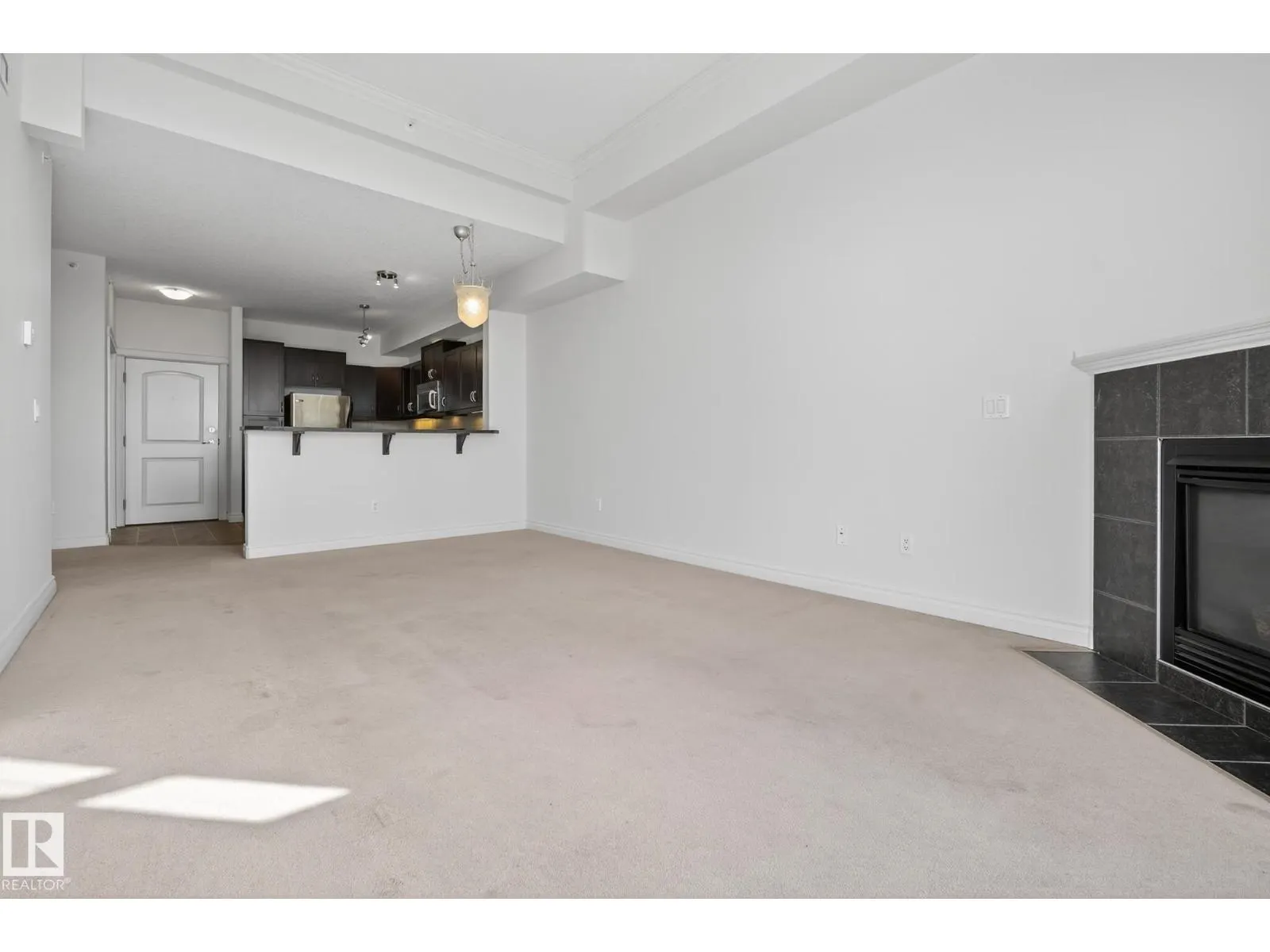 #407 12408 15 AV SW