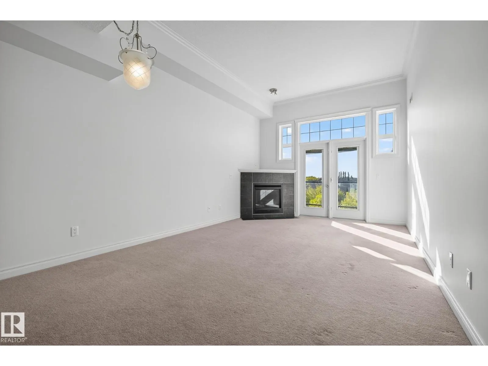 #407 12408 15 AV SW