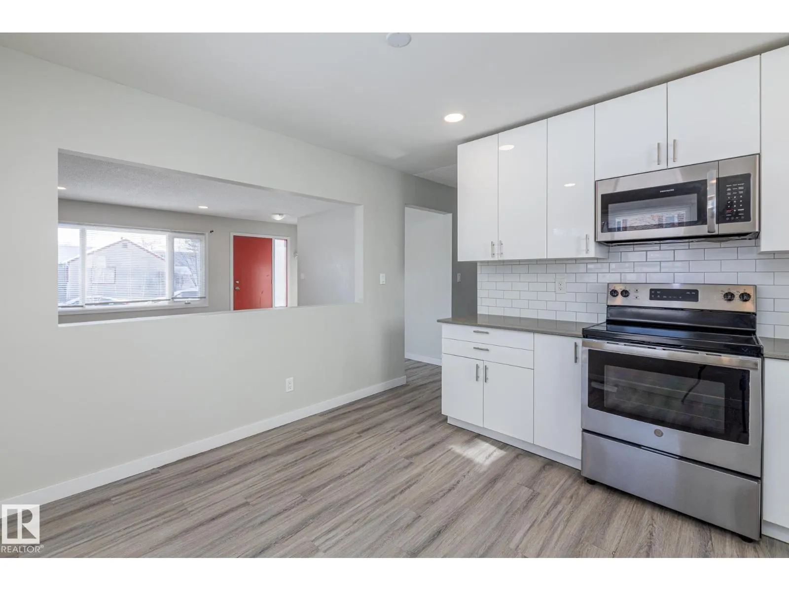 8504 121 AV NW