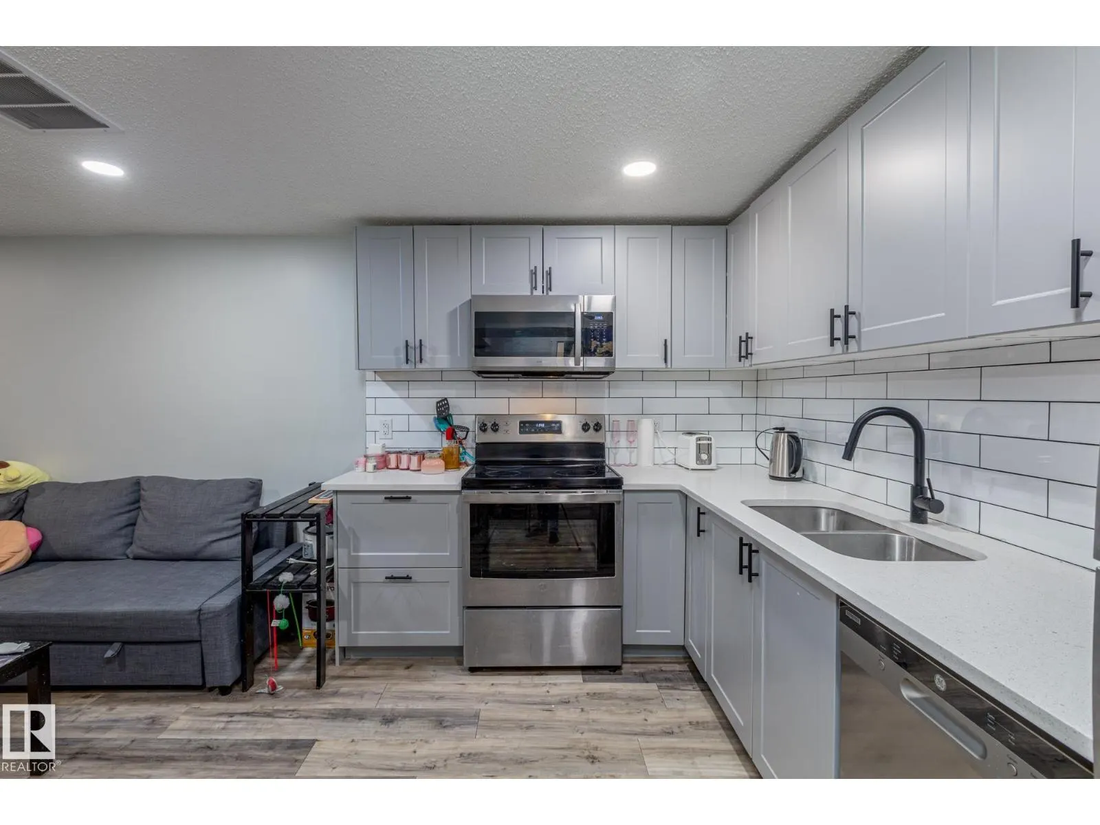8504 121 AV NW