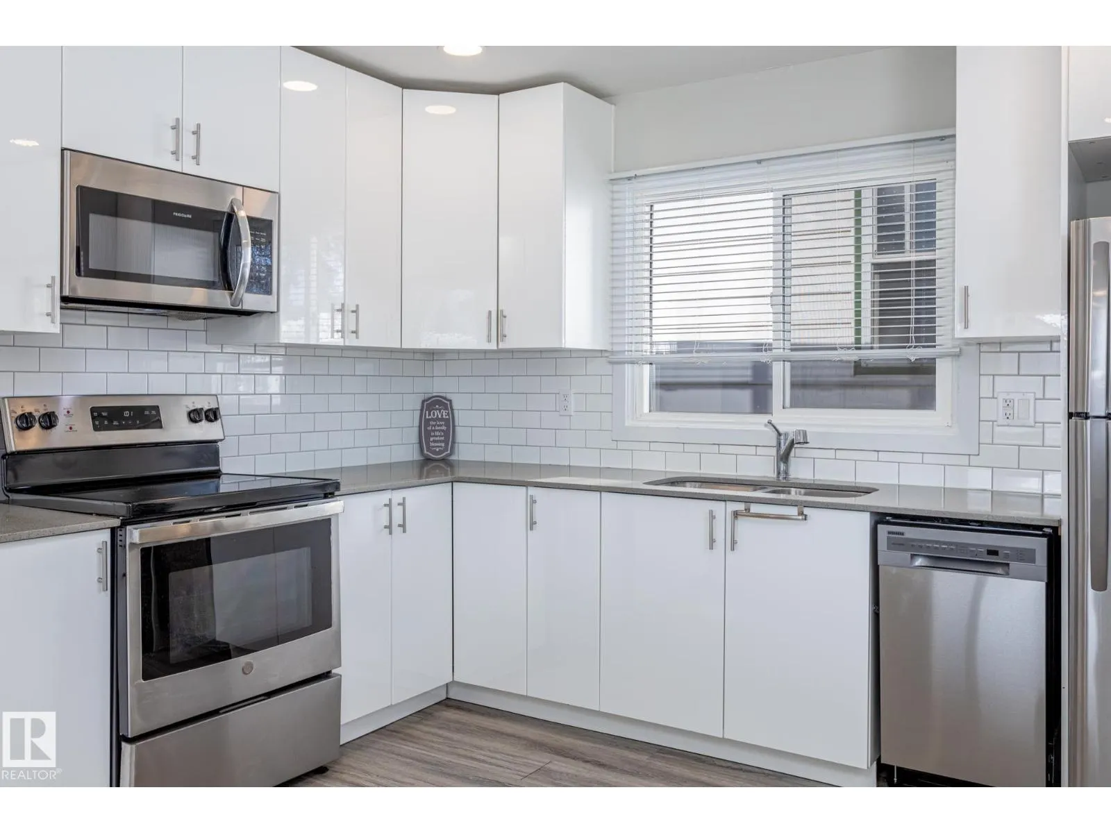 8504 121 AV NW