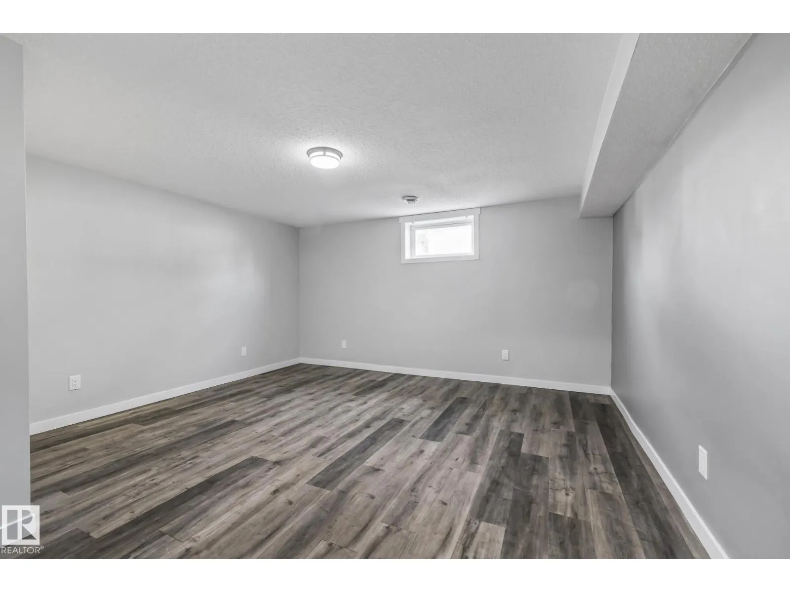 8504 121 AV NW