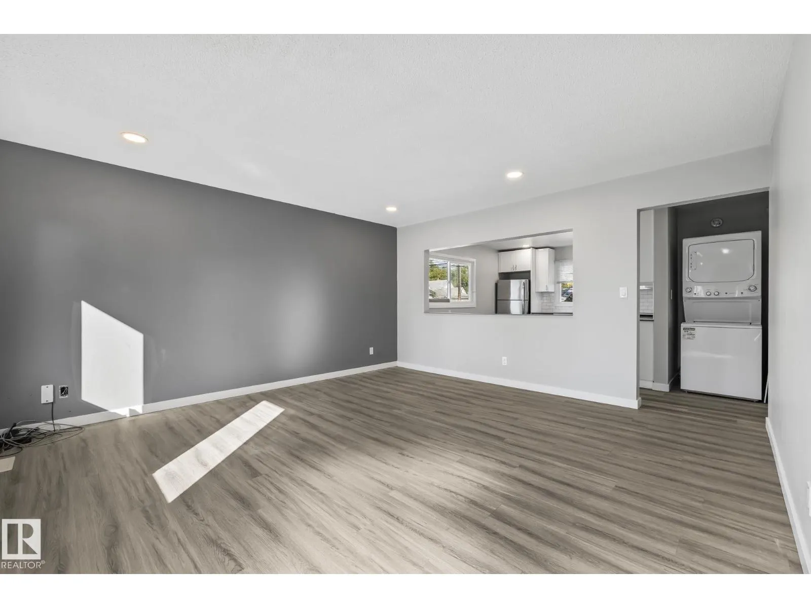 8504 121 AV NW