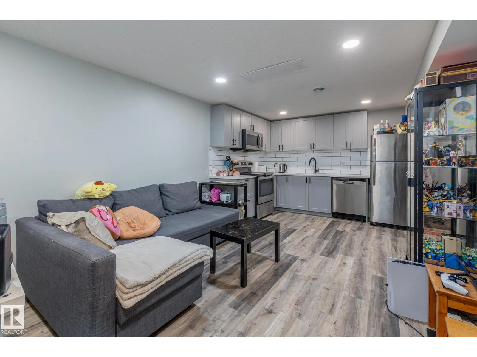 8504 121 AV NW