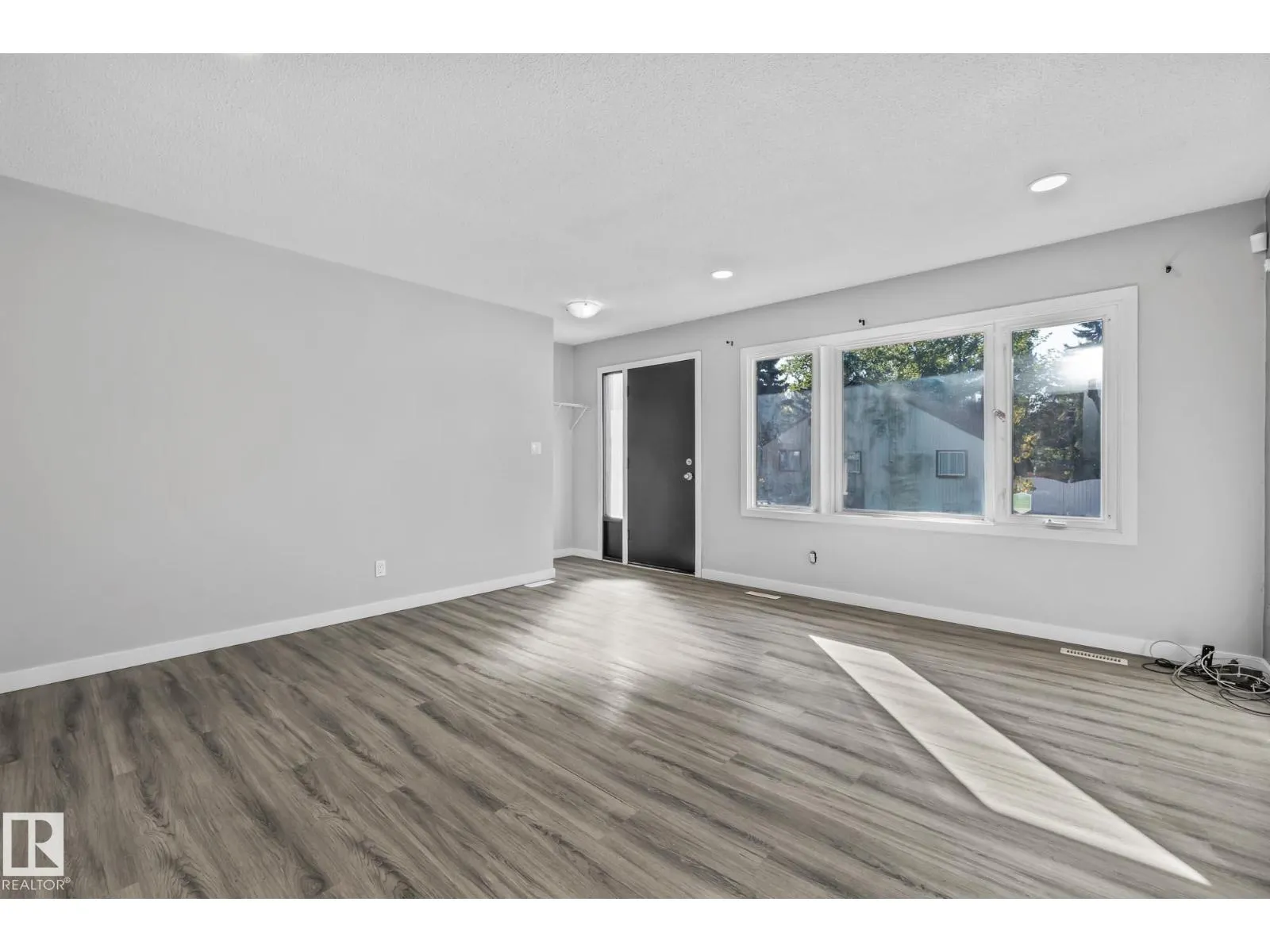 8504 121 AV NW