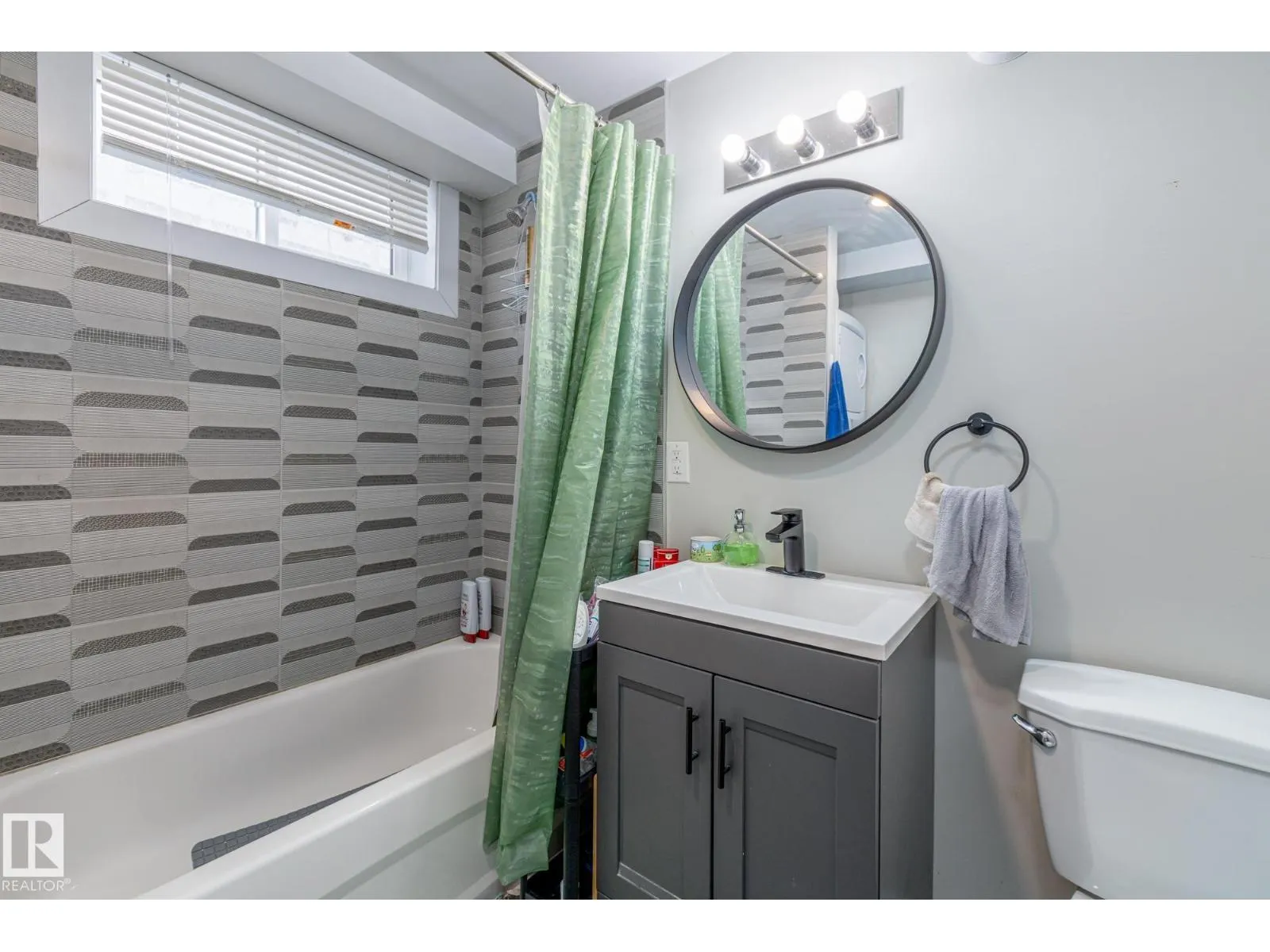 8504 121 AV NW