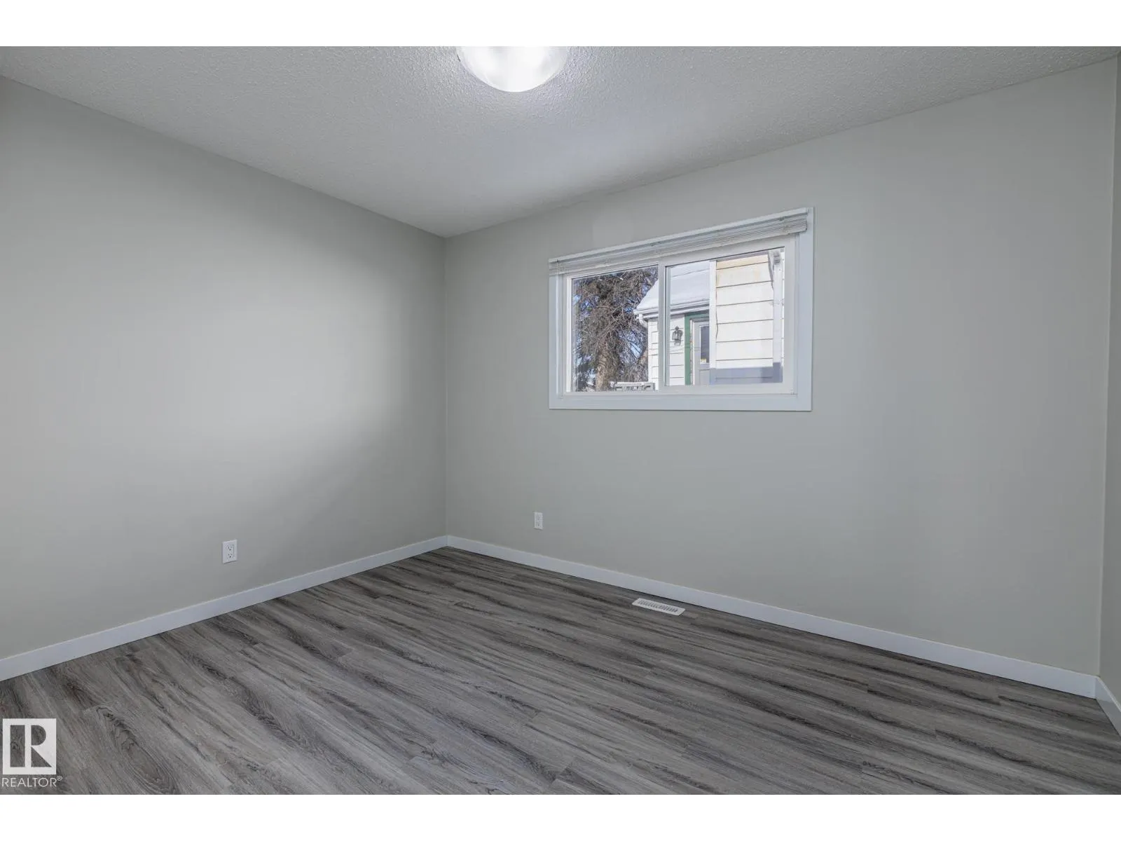 8504 121 AV NW