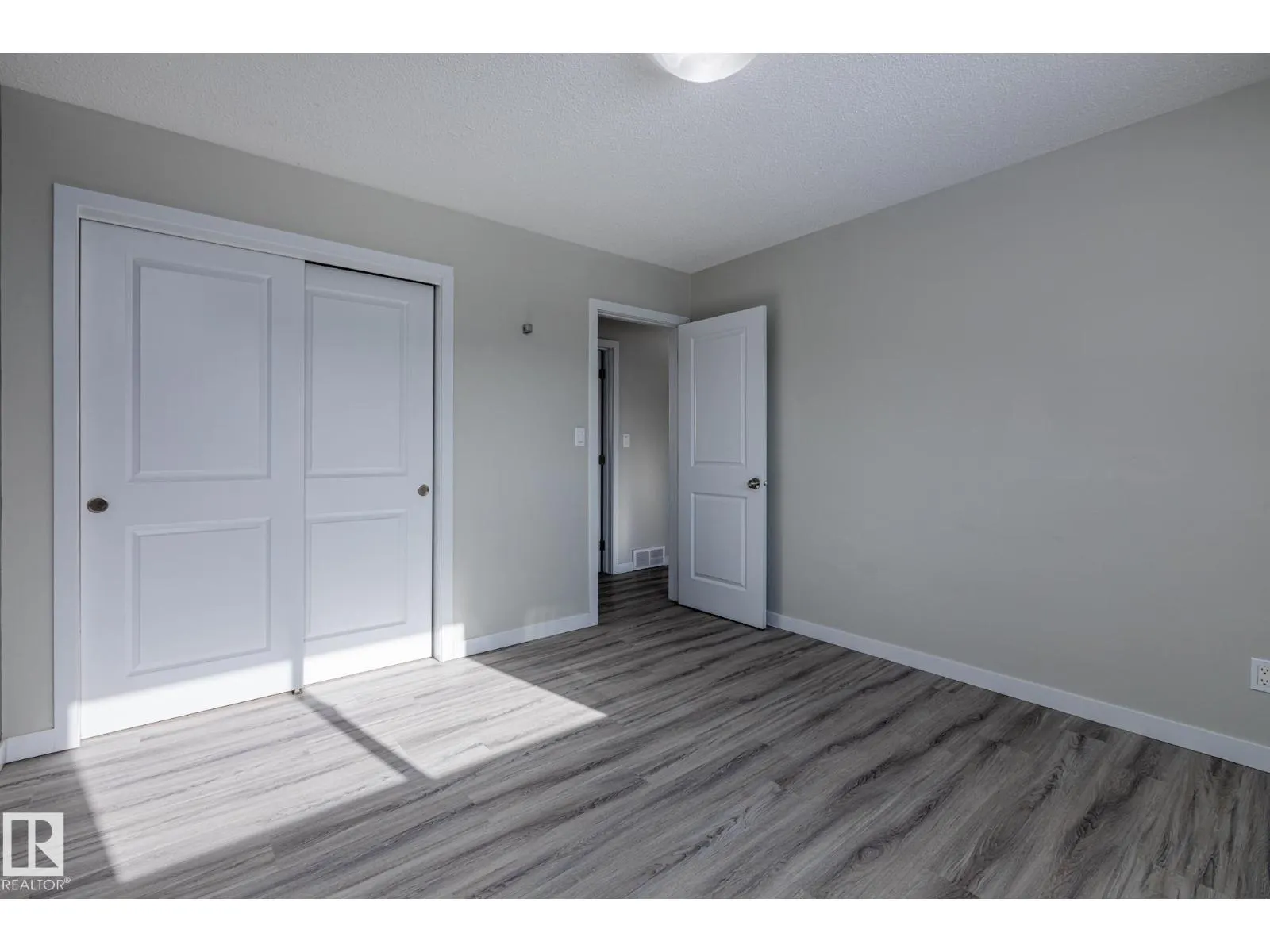 8504 121 AV NW