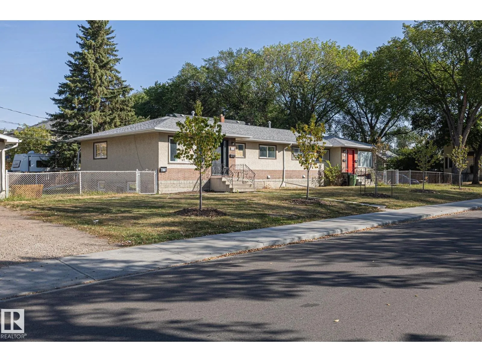 8504 121 AV NW