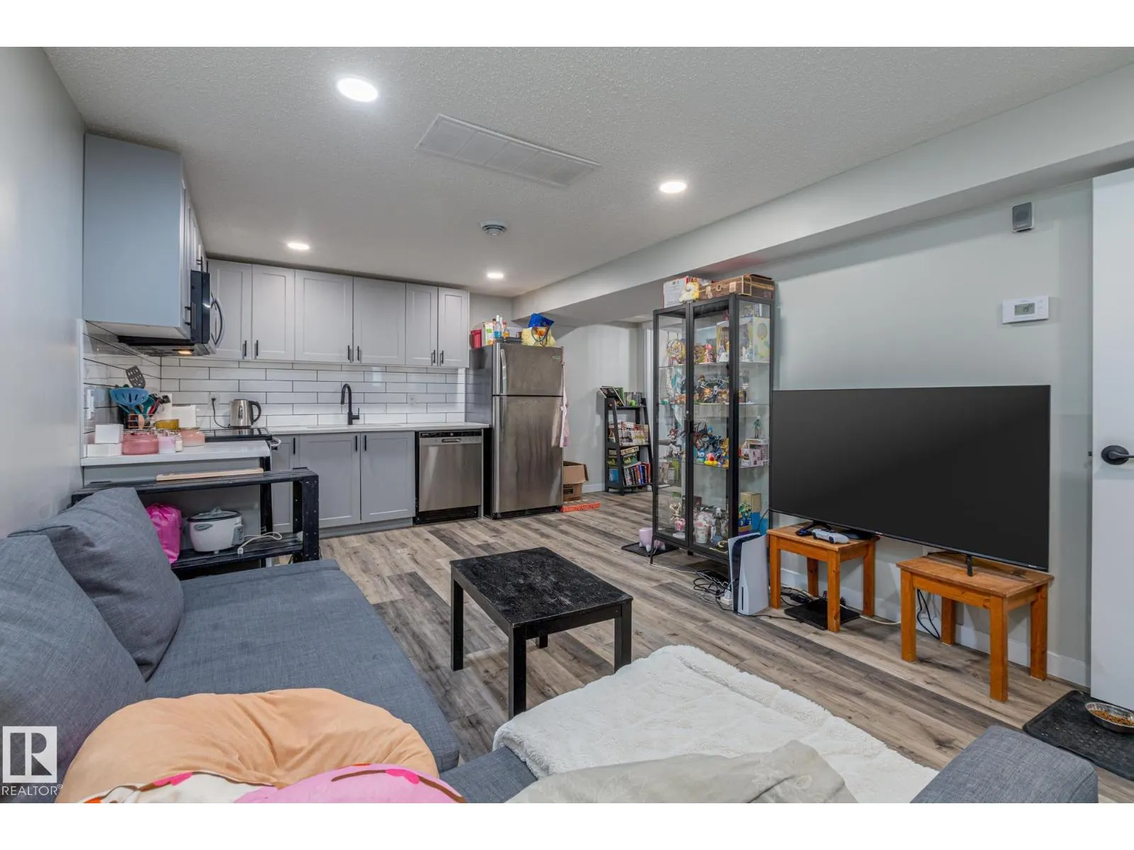 8504 121 AV NW