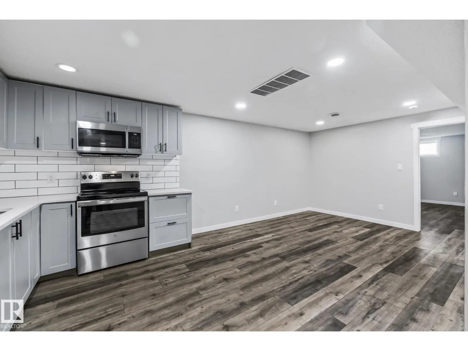 8504 121 AV NW