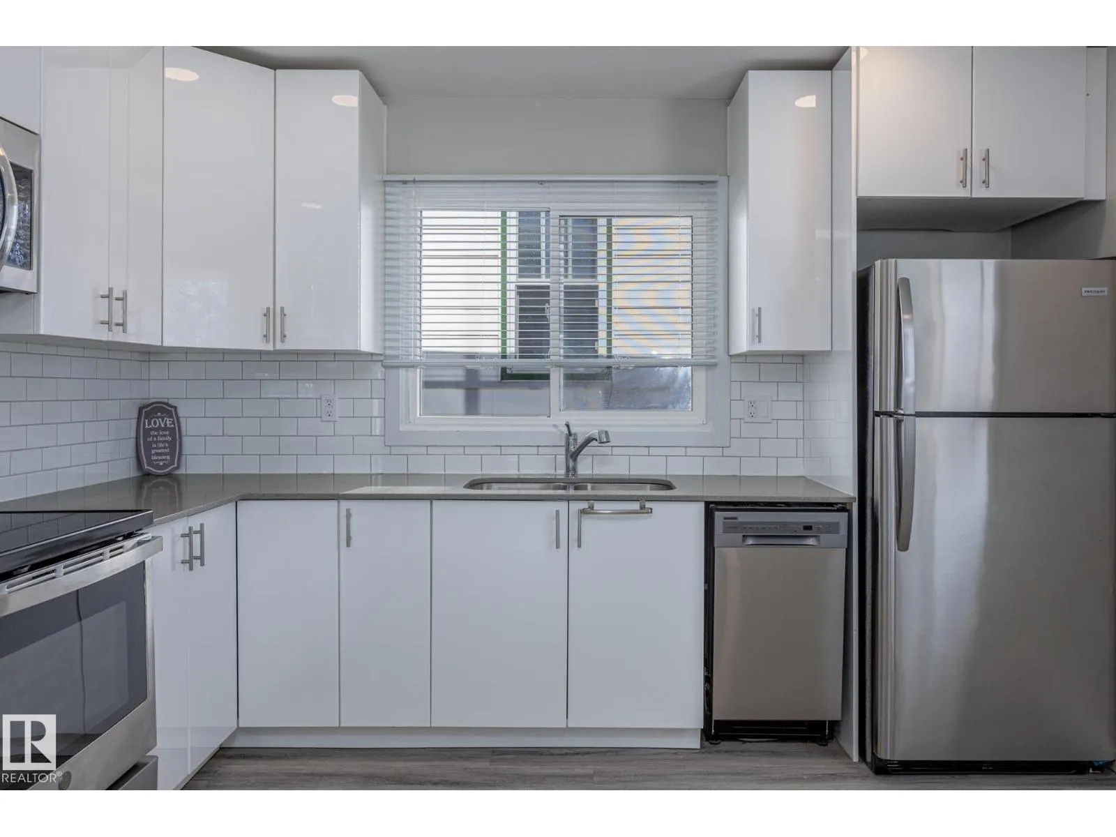 8504 121 AV NW