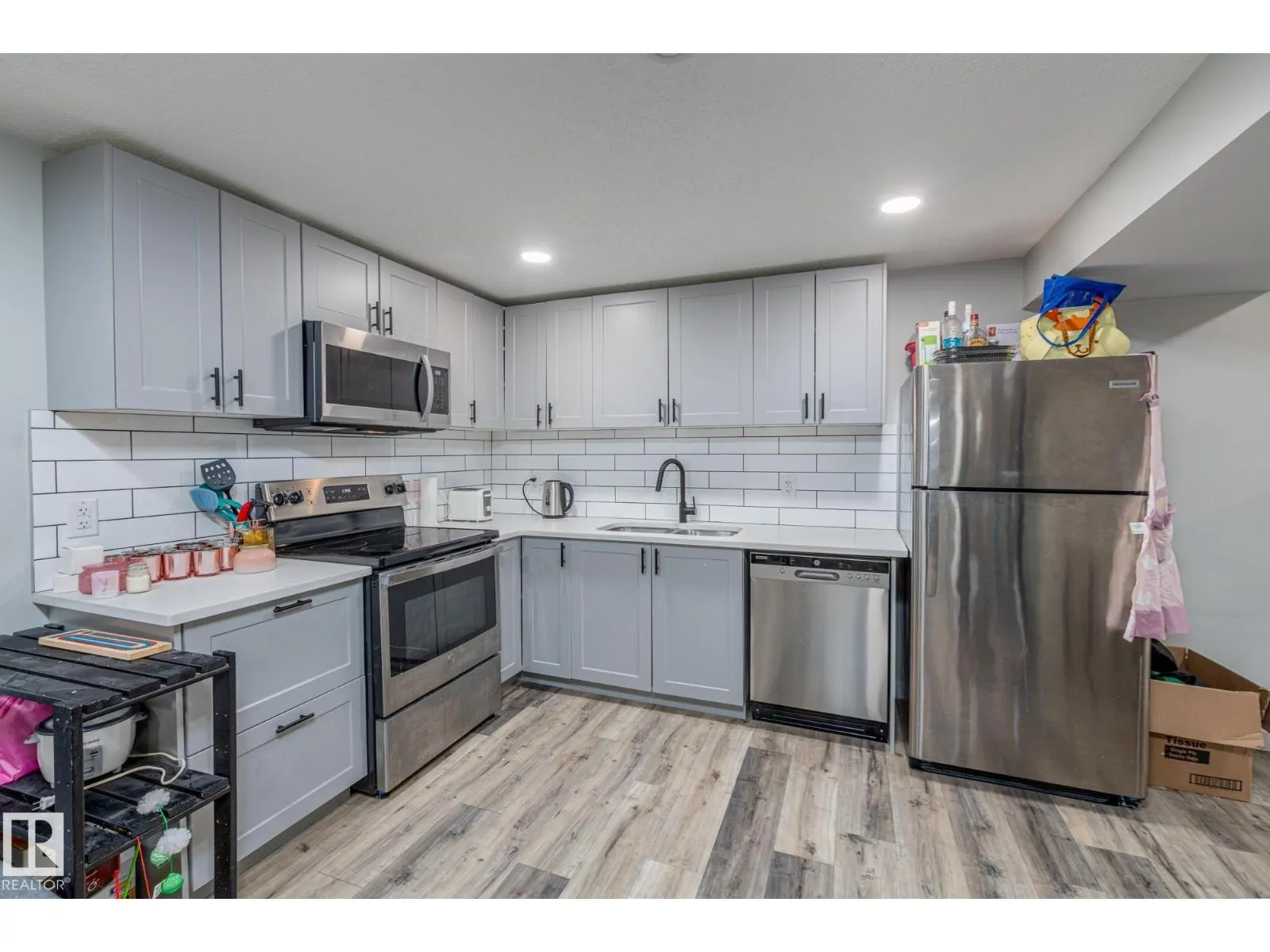 8504 121 AV NW
