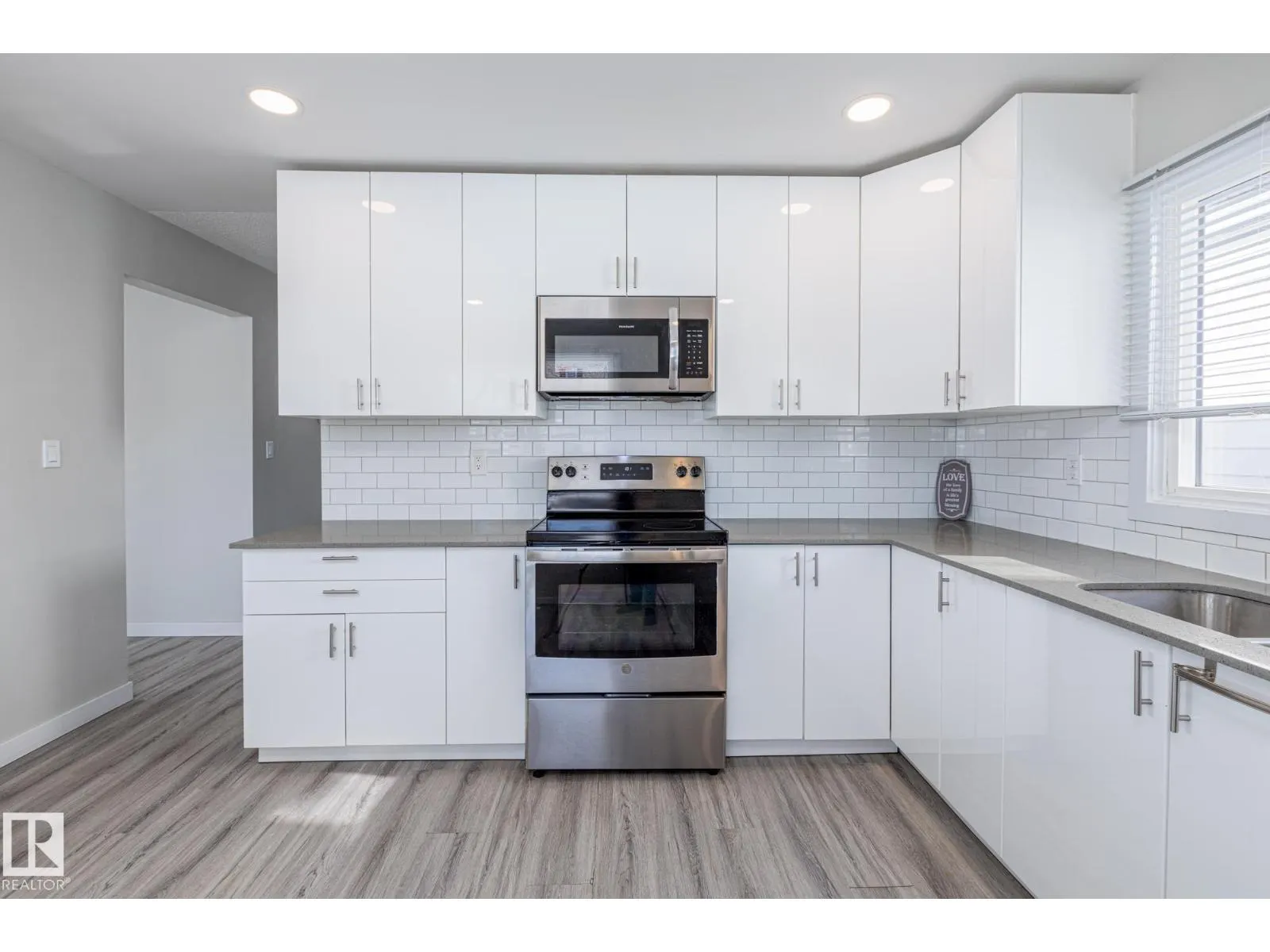 8504 121 AV NW