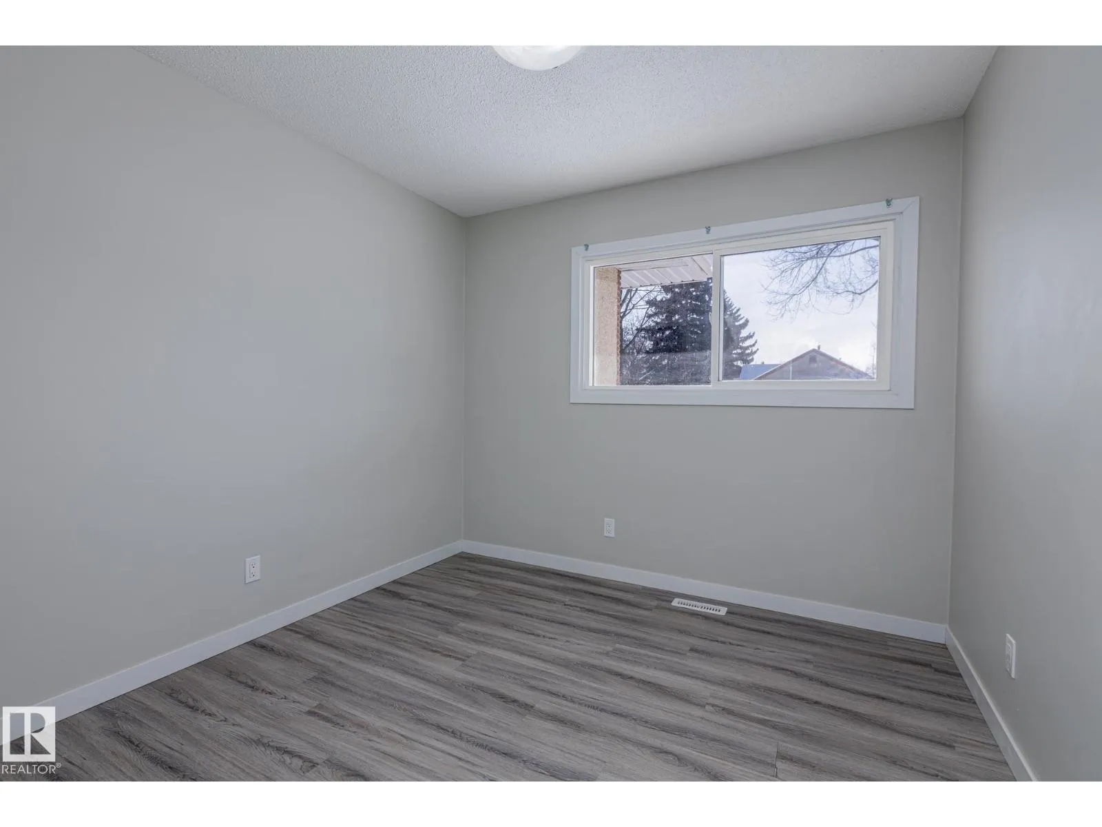 8504 121 AV NW