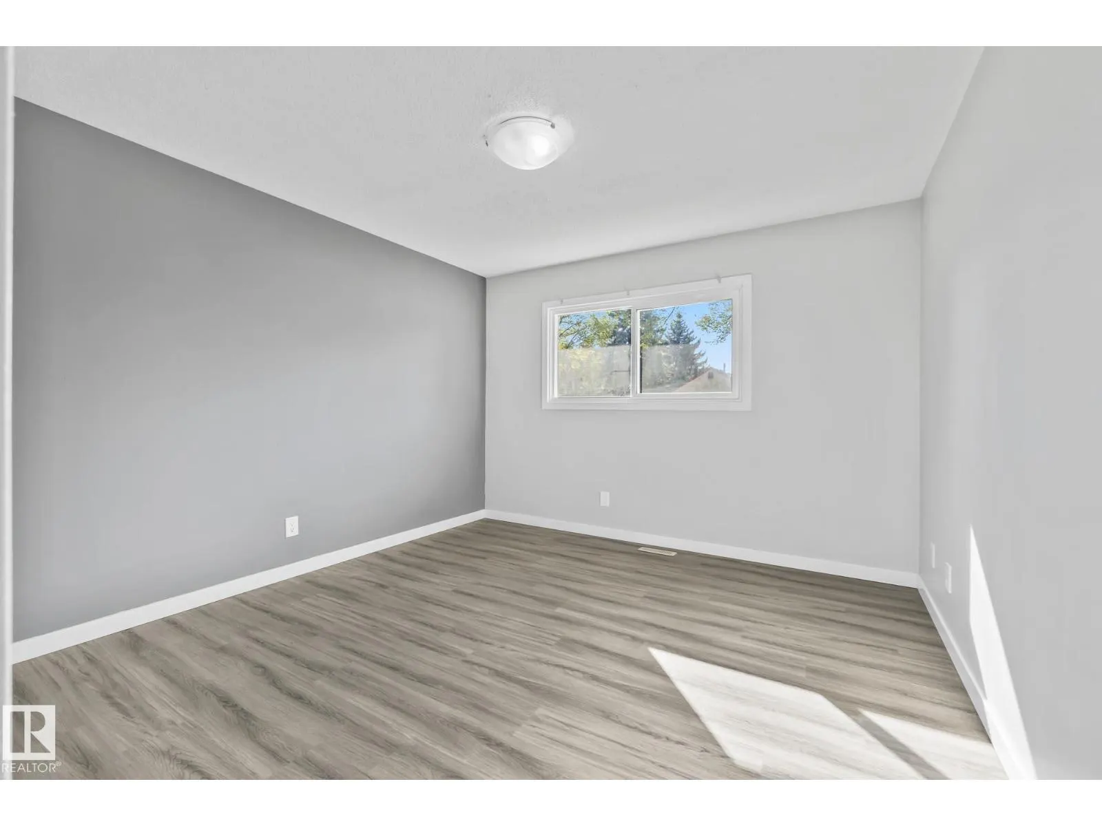 8504 121 AV NW