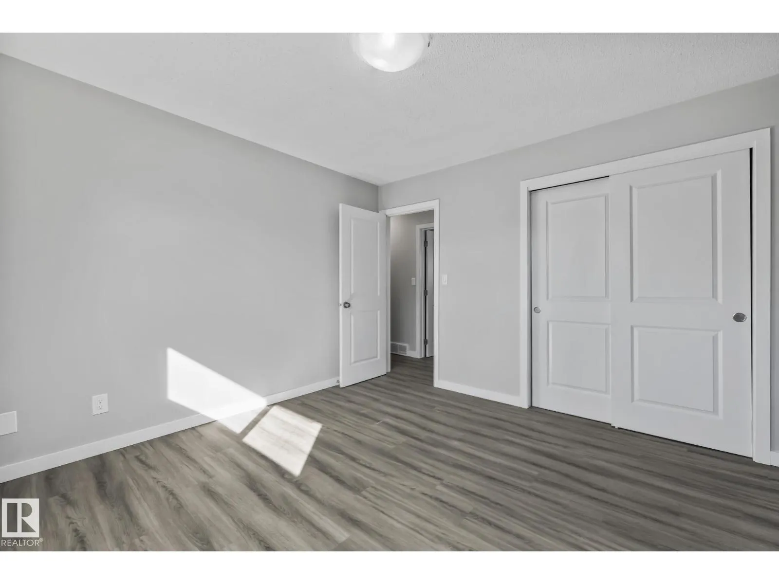 8504 121 AV NW