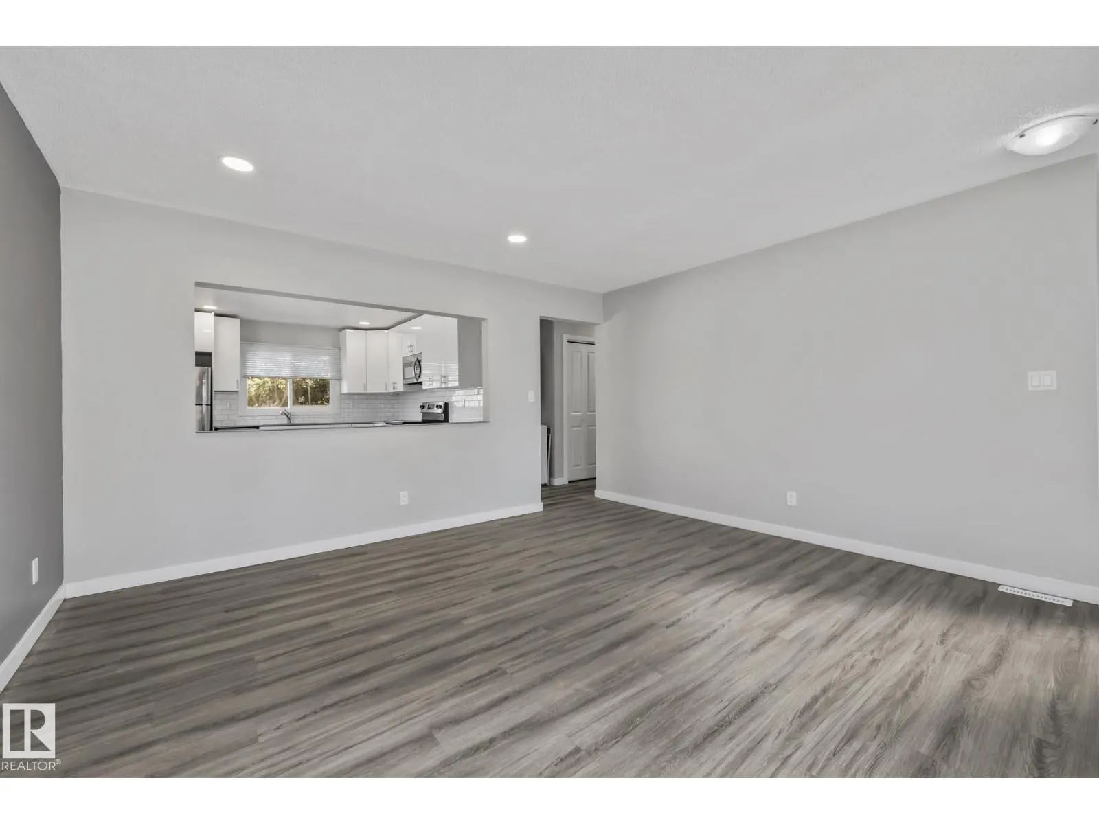 8504 121 AV NW