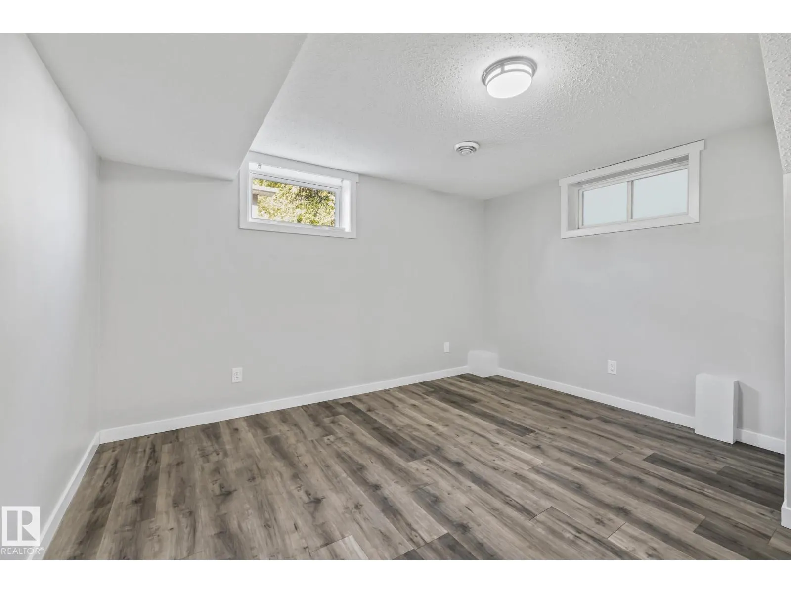 8504 121 AV NW