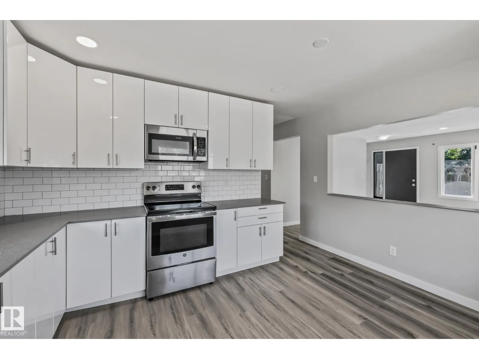 8504 121 AV NW