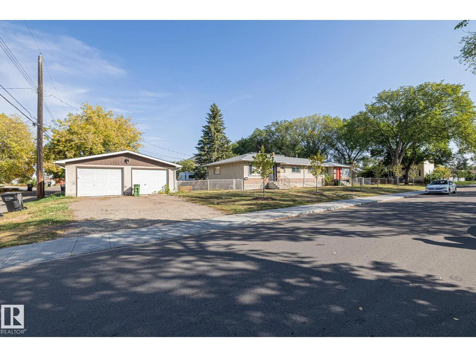 8504 121 AV NW