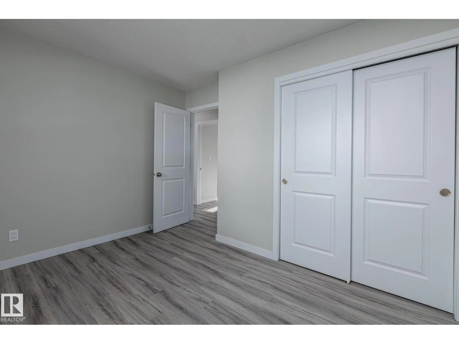 8504 121 AV NW