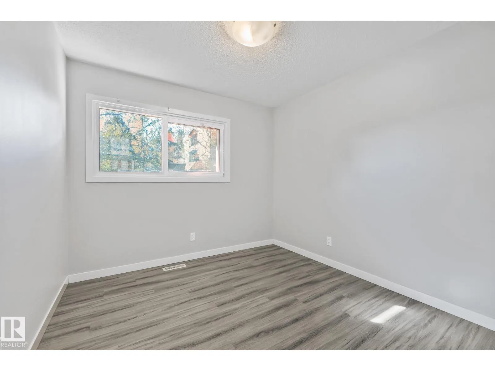 8504 121 AV NW
