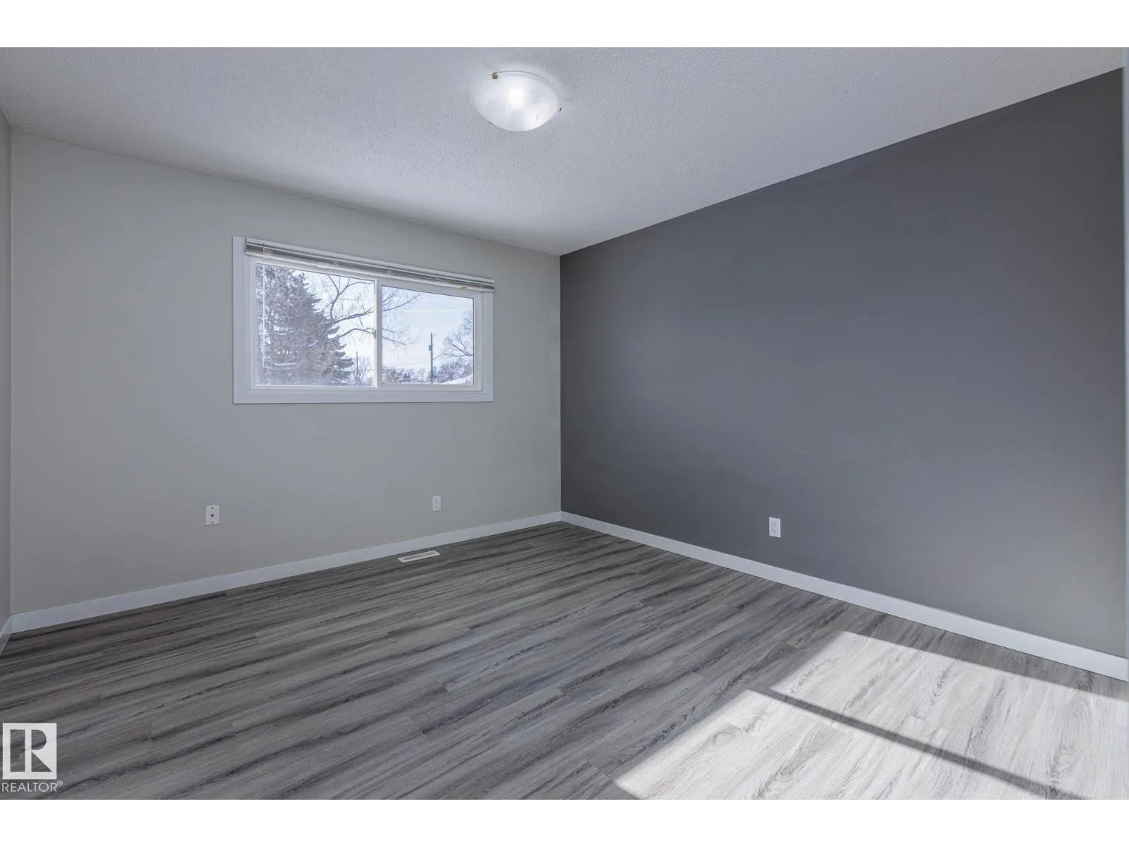 8504 121 AV NW