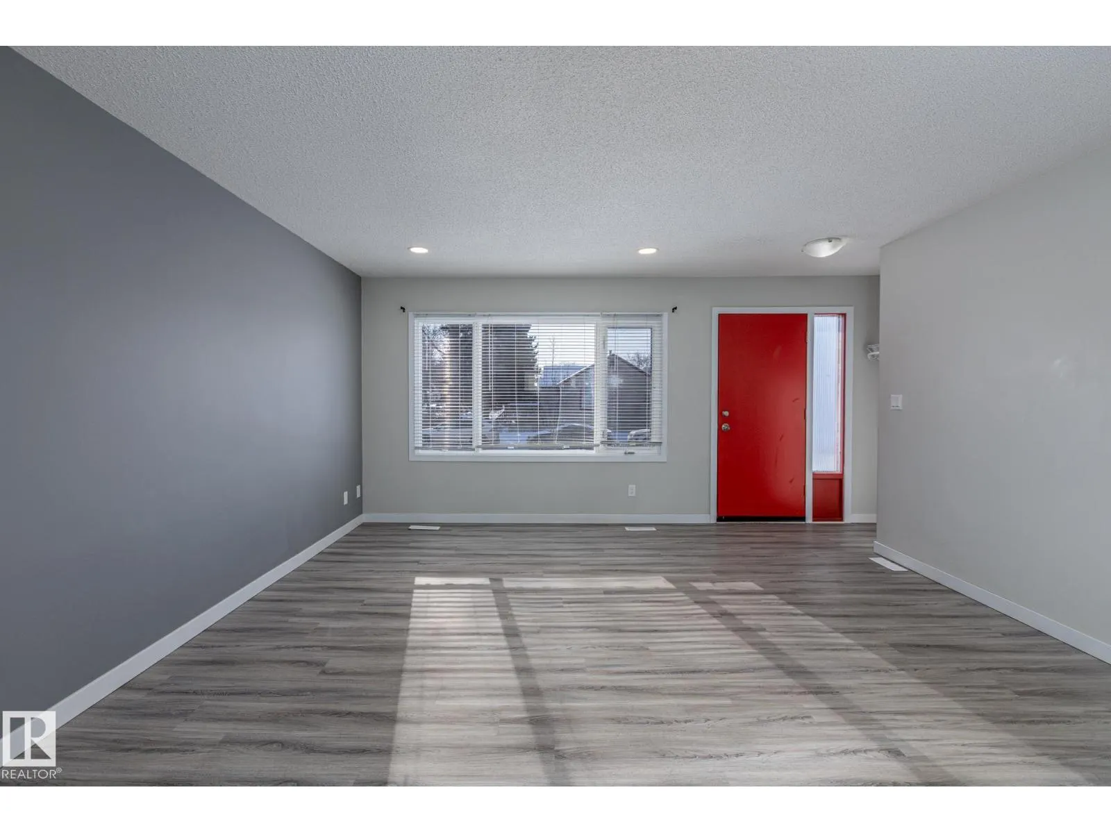 8504 121 AV NW