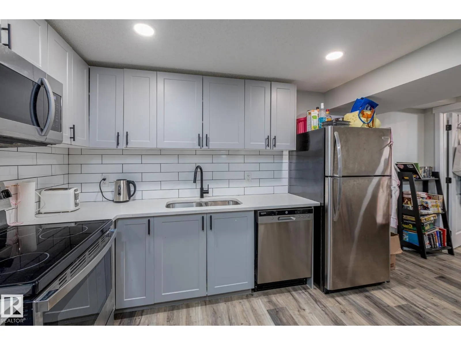 8504 121 AV NW