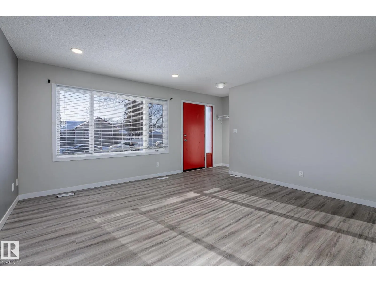 8504 121 AV NW
