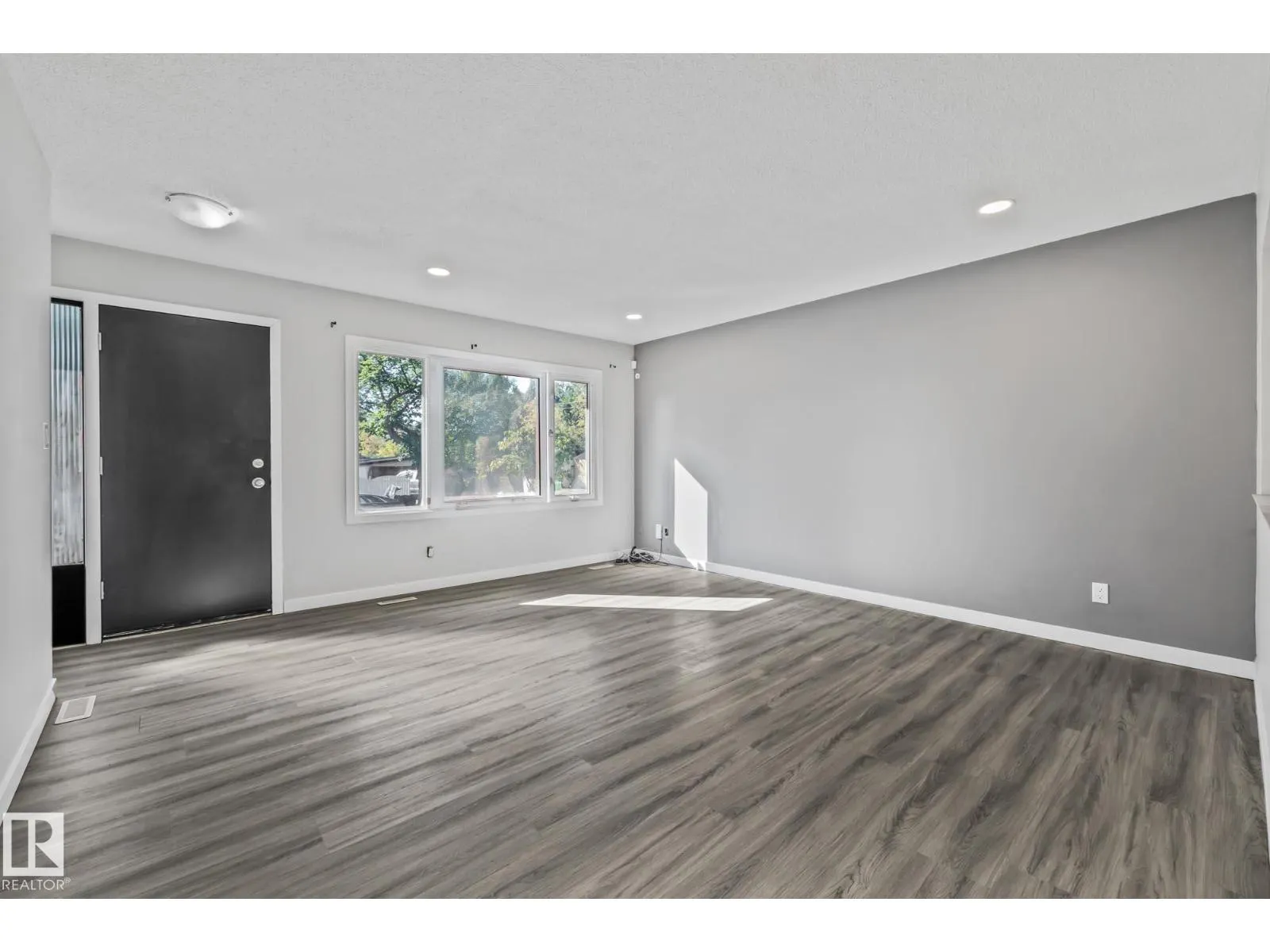 8504 121 AV NW