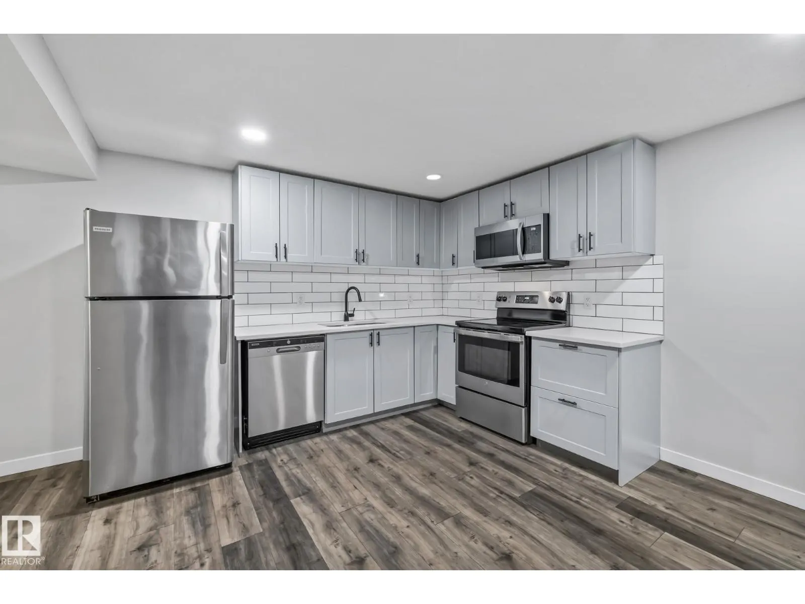8504 121 AV NW