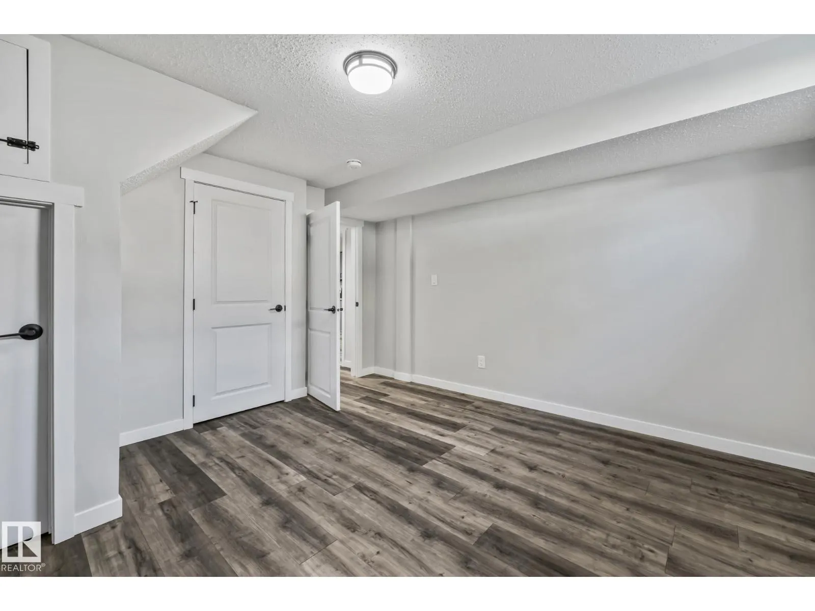 8504 121 AV NW