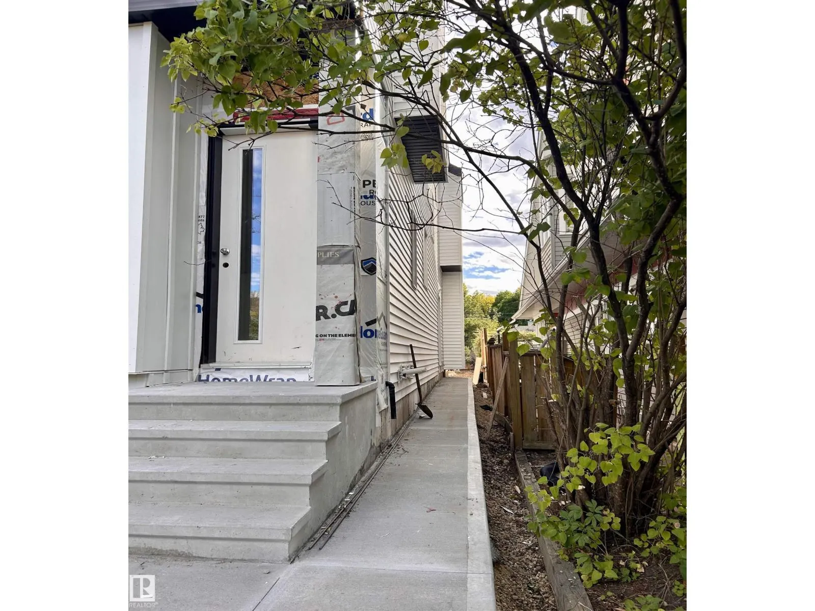 11613 79 AV NW