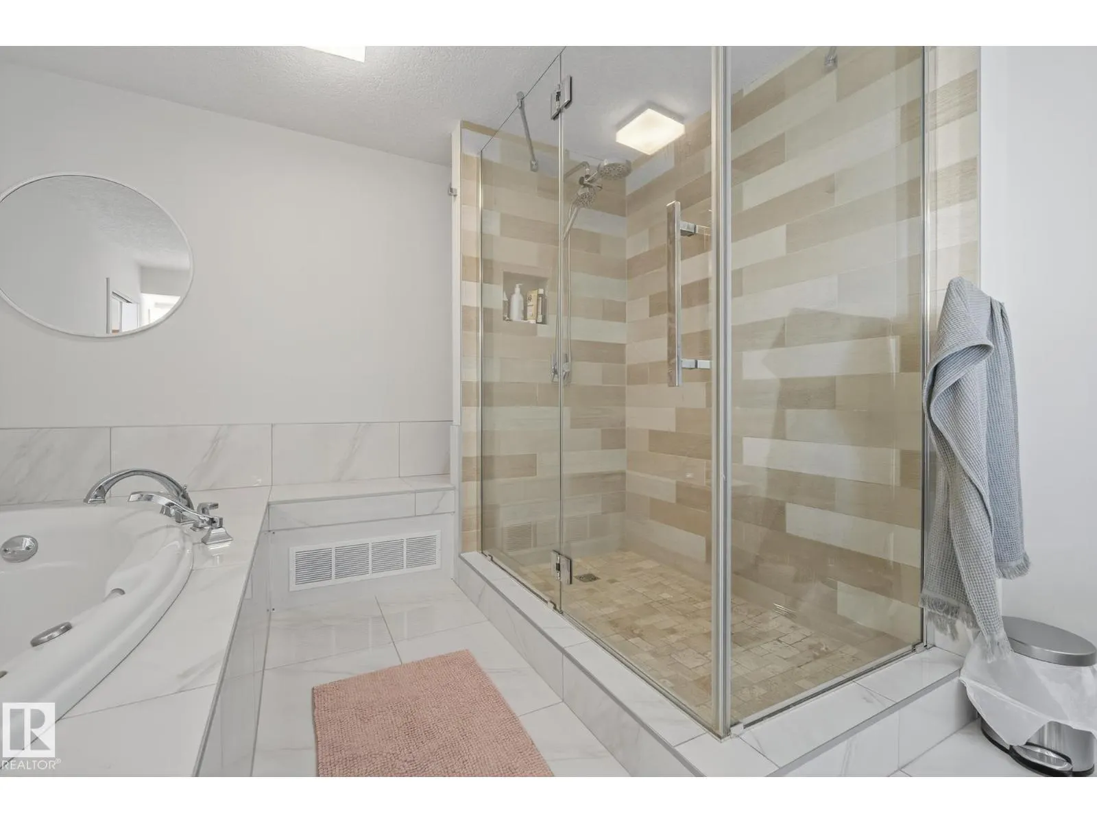 #1004 10045 118 ST NW